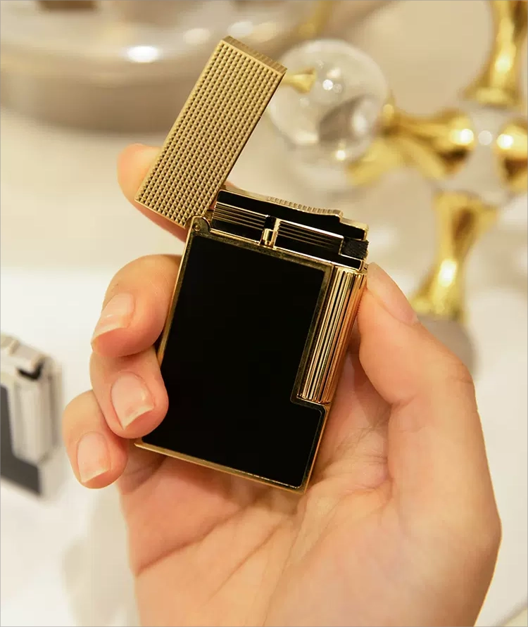 S.T. Dupont Ligne 2 Microdiamond Head Yellow Gold And Matt Black Lacquer Lighter detail 3